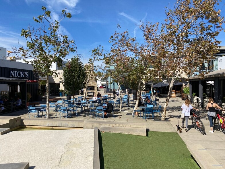More Photos Of 451 Manhattan Beach Blvd, Manhattan Beach Restaurant For Lease
