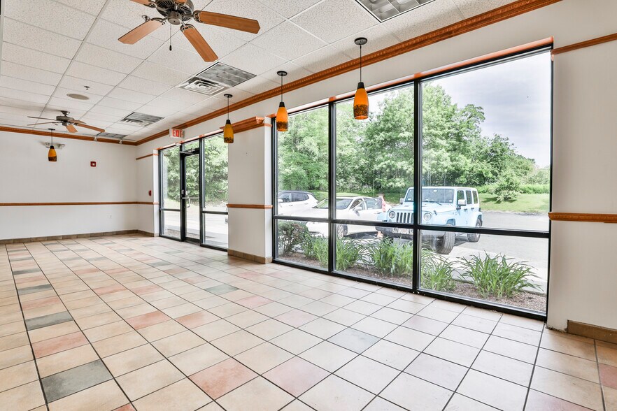 More Photos Of 141 Summit St, Peabody Freestanding For Lease