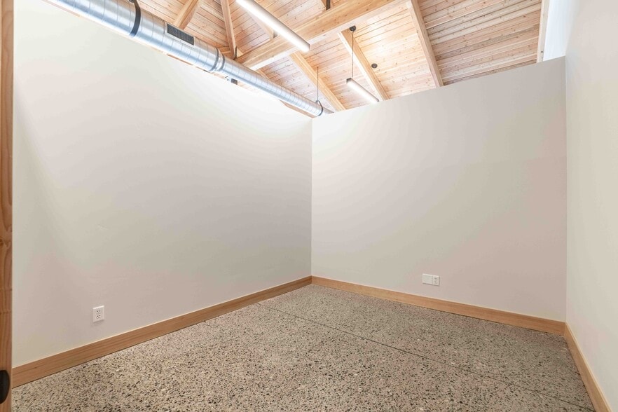 More Photos Of 8512 N Wayne Dr, Hayden Flex For Lease