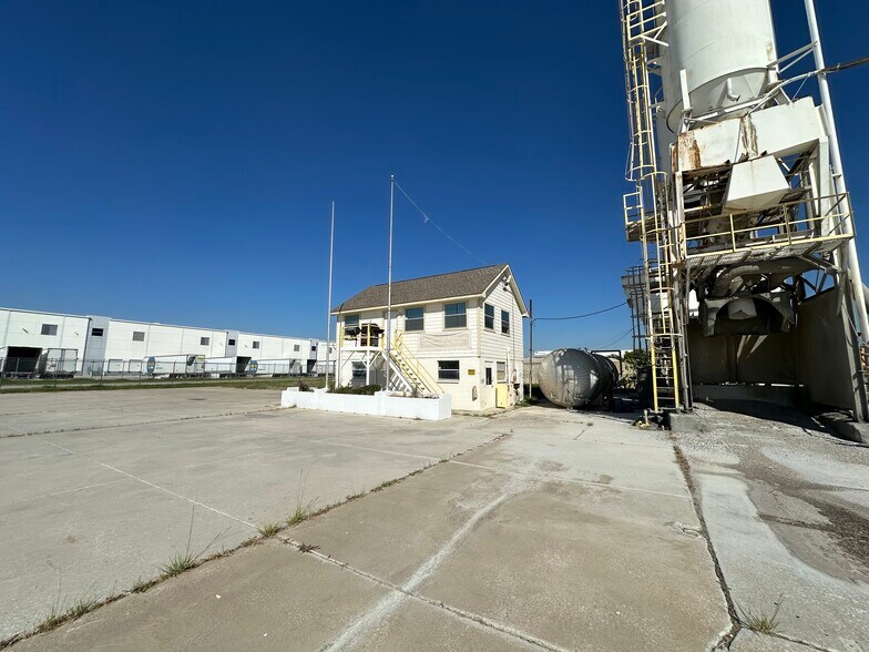 More Photos Of 2901 Highway 114, Fort Worth Truck Terminal For Lease