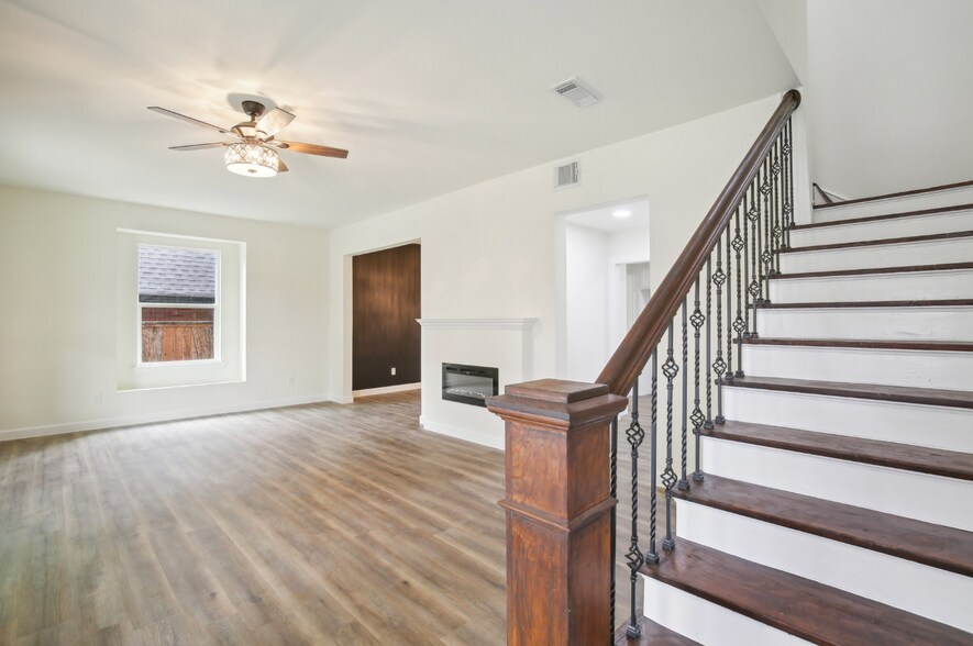 More Photos Of 108 W 10th 1/2 St, Houston Storefront Retail Office For Sale