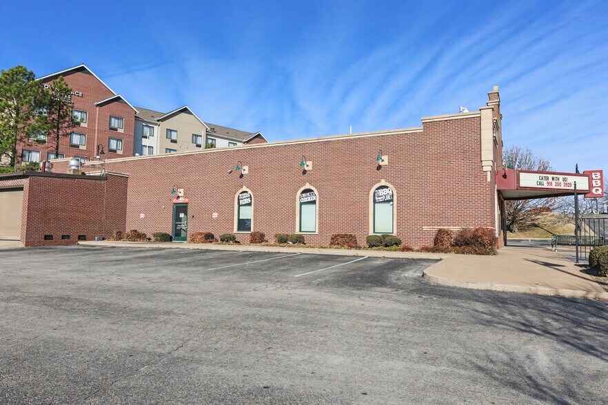 More Photos Of 333 W Albany St, Broken Arrow Restaurant For Sale