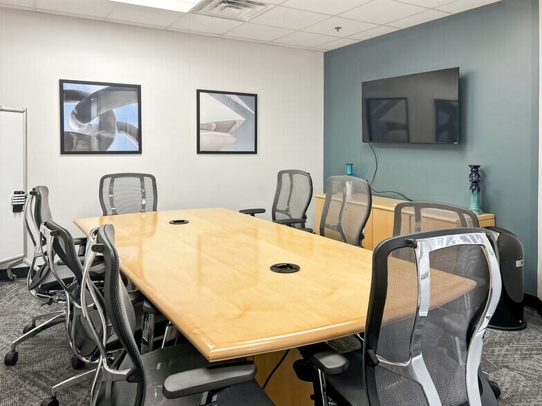 More Photos Of 450 E 96th St, Indianapolis Coworking Space