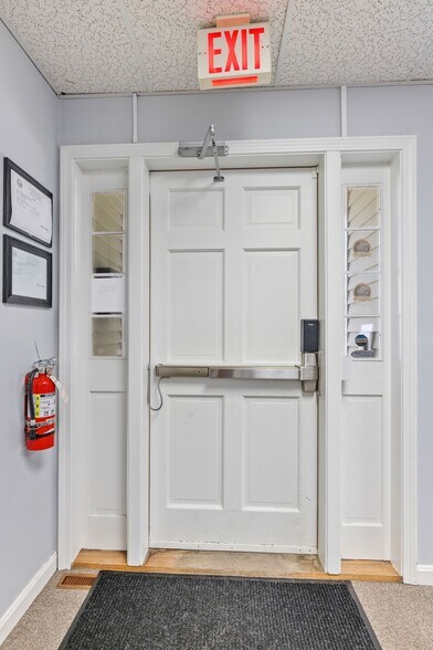 More Photos Of 214 Lake St, Bristol Office For Sale