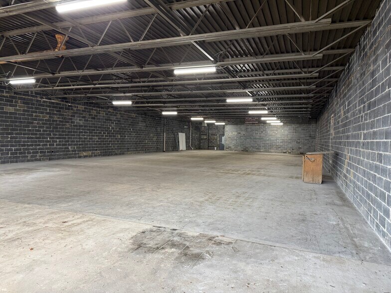 More Photos Of 3100 St Lawrence Ave, Reading Unknown For Lease