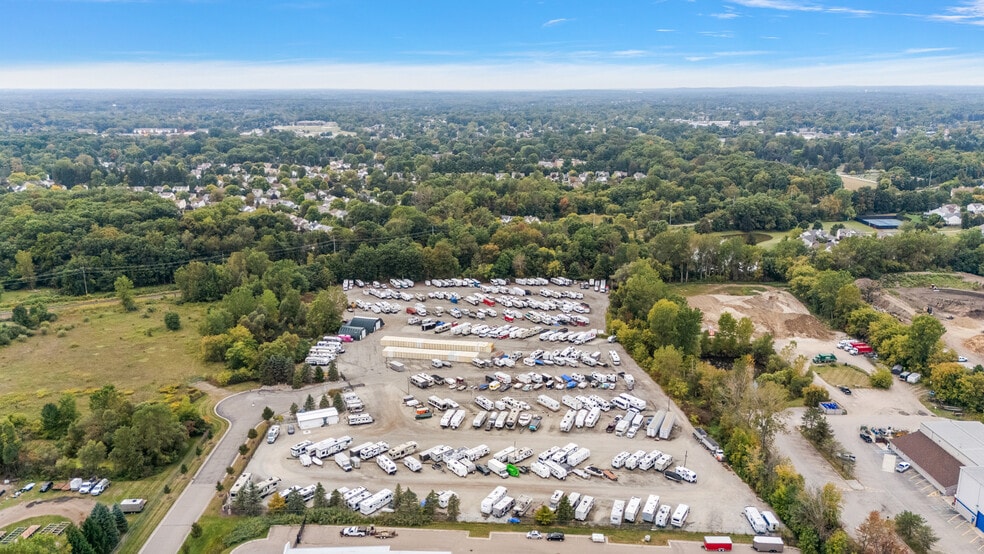 More Photos Of 59120 Oasis Center Dr, South Lyon Self Storage For Sale