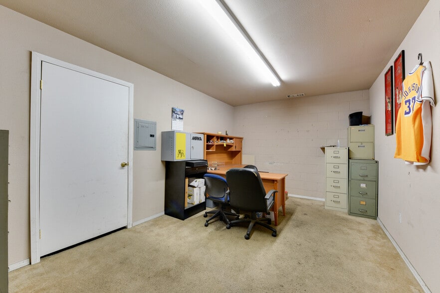 More Photos Of 14332 Oxnard St, Van Nuys Warehouse For Lease