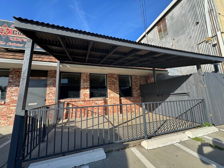 Primary Photo Of 215 Fairman St, Yuba City Bar For Sale