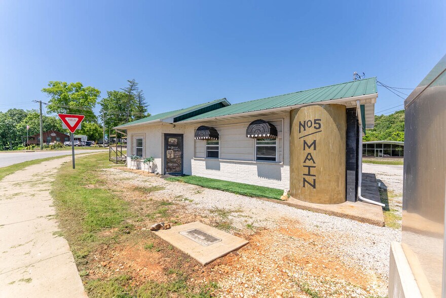 More Photos Of 15 Main St, Mammoth Spring Service Station For Sale