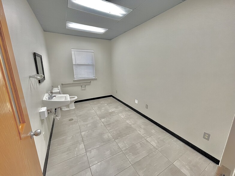 More Photos Of 909 E Rolling Hills Dr, Fayetteville Office For Lease
