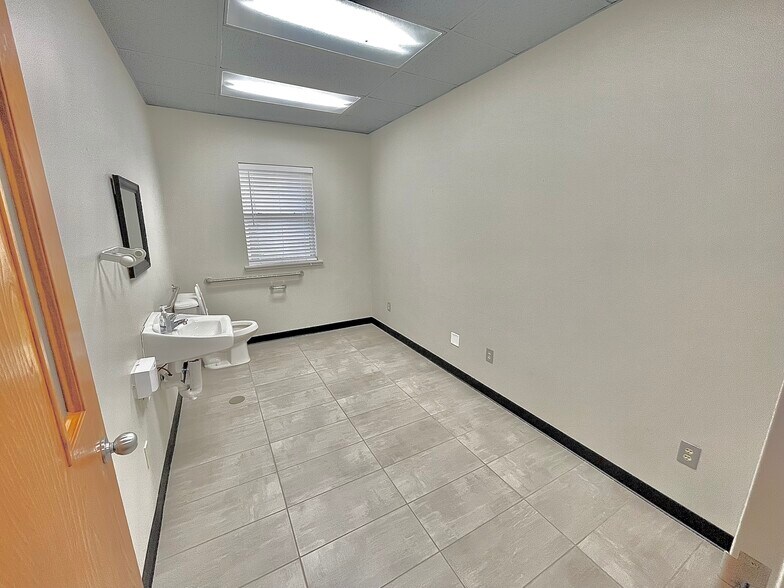 More Photos Of 909 E Rolling Hills Dr, Fayetteville Office For Lease