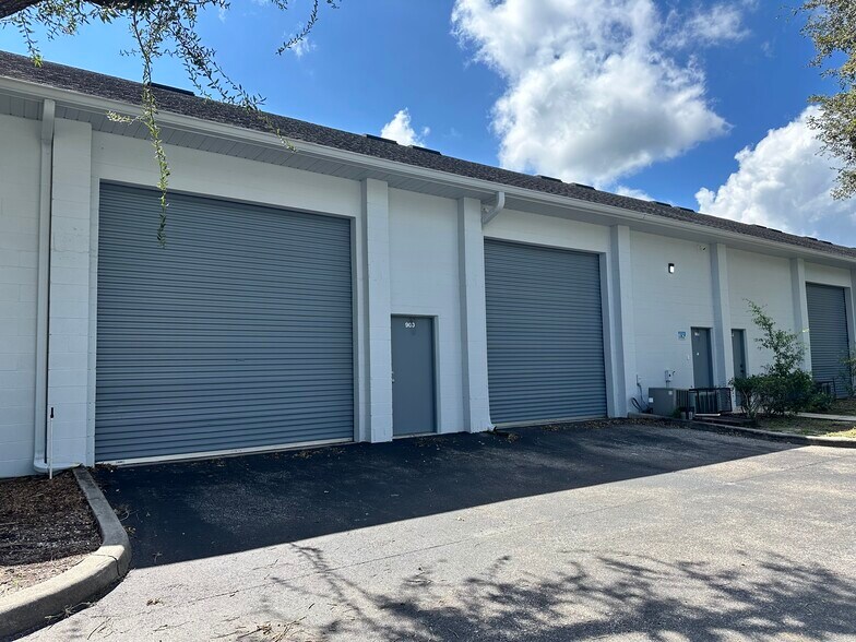 More Photos Of 221 Strawberry Oaks Dr, Orange City Light Manufacturing For Lease