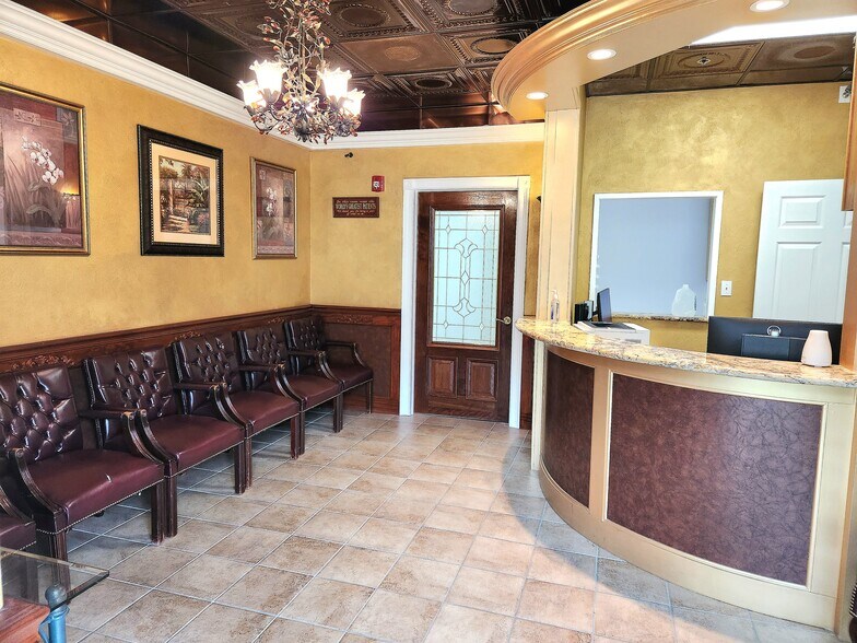 More Photos Of 681 Goodlette Rd N, Naples Medical For Lease