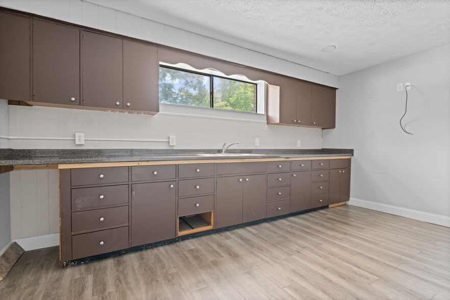 More Photos Of 901 S Main St, Rocky Top Office For Lease