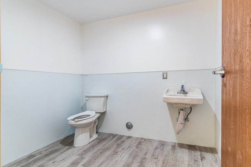 More Photos Of 8020 Ronson Rd, San Diego Warehouse For Lease