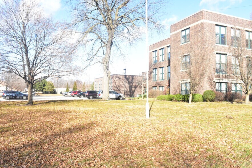 More Photos Of 200 E Arlington St, Waterloo Apartments For Sale