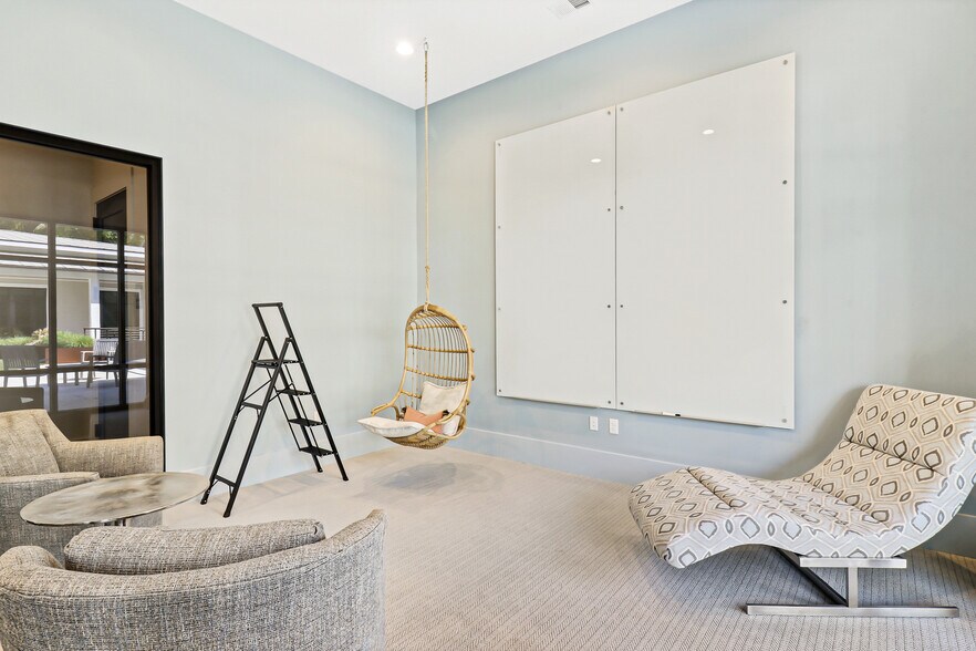 More Photos Of 10 Park Ln, Hilton Head Island Office For Sale