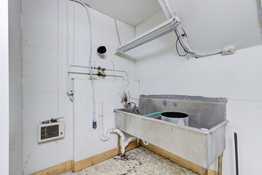 More Photos Of 2520 Rochester Rd, Royal Oak Office For Lease