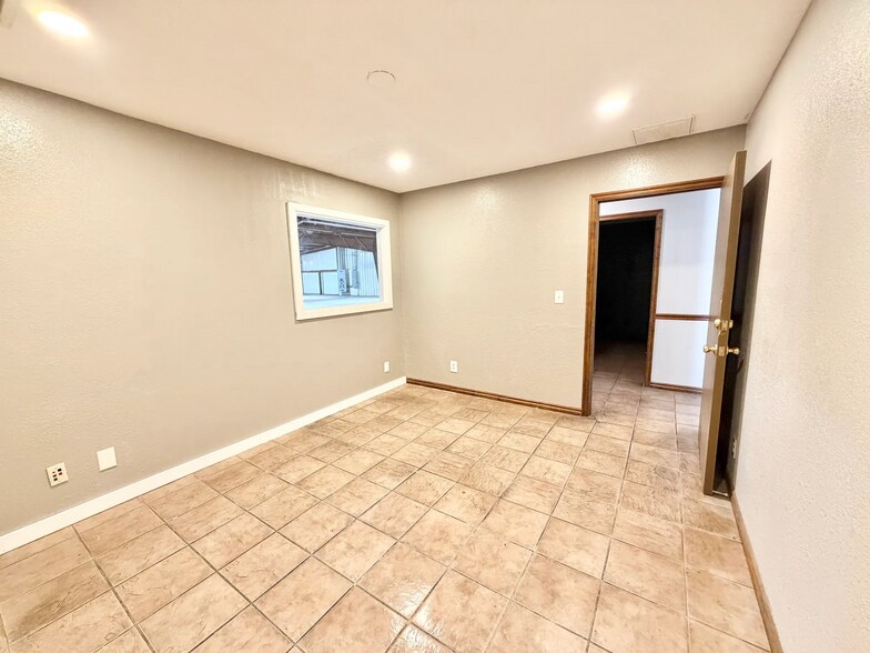 More Photos Of 3609 S High Ave, Oklahoma City Manufacturing For Lease