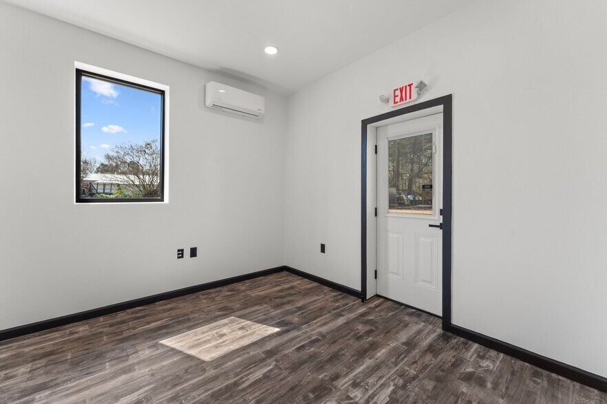 More Photos Of 2988 George Washington Memorial Hwy, Hayes Office For Sale