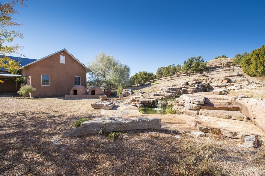 More Photos Of 5 Banana Ln, Santa Fe Freestanding For Lease