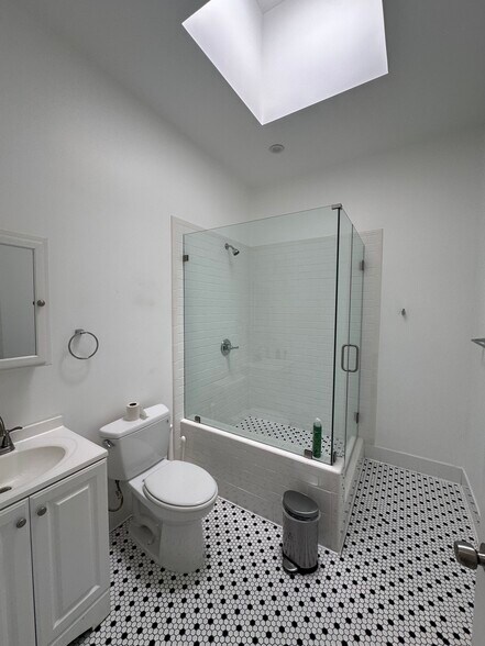 More Photos Of 2209-2223 Broadway St, Redwood City Movie Theatre For Lease