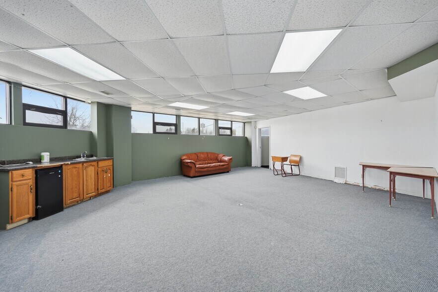 More Photos Of 149 N Murray St, Quinte West Office For Sale