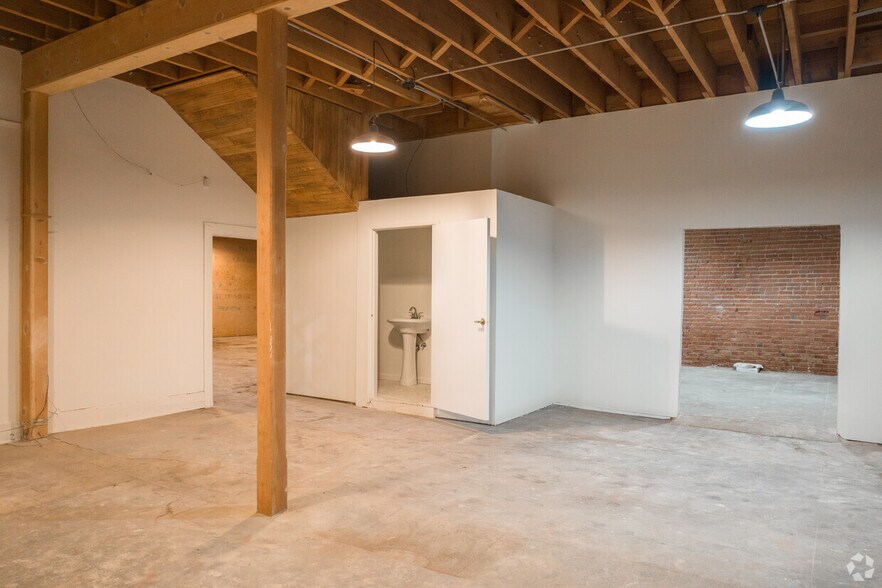 More Photos Of 1419 W 24th St, Los Angeles Warehouse For Sale