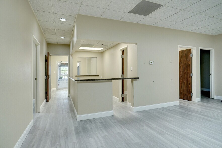 More Photos Of 6850 Manhattan Blvd, Fort Worth Medical For Lease