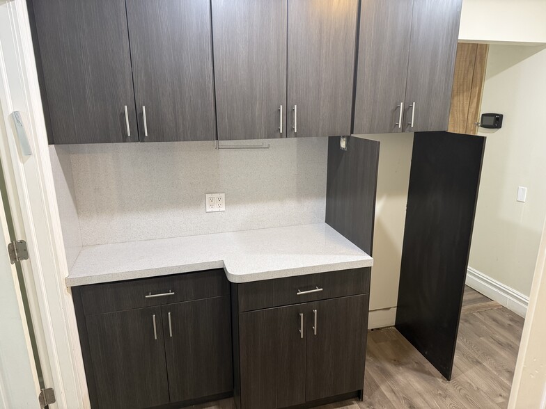 More Photos Of 11 Wheelock Ave, Inwood Warehouse For Lease