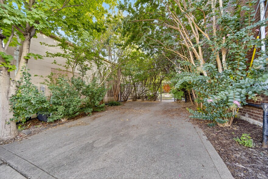 More Photos Of 109 7th Ave E, Springfield Flex For Sale