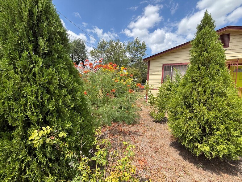 More Photos Of 147 Wainwright St, San Antonio Flex For Sale