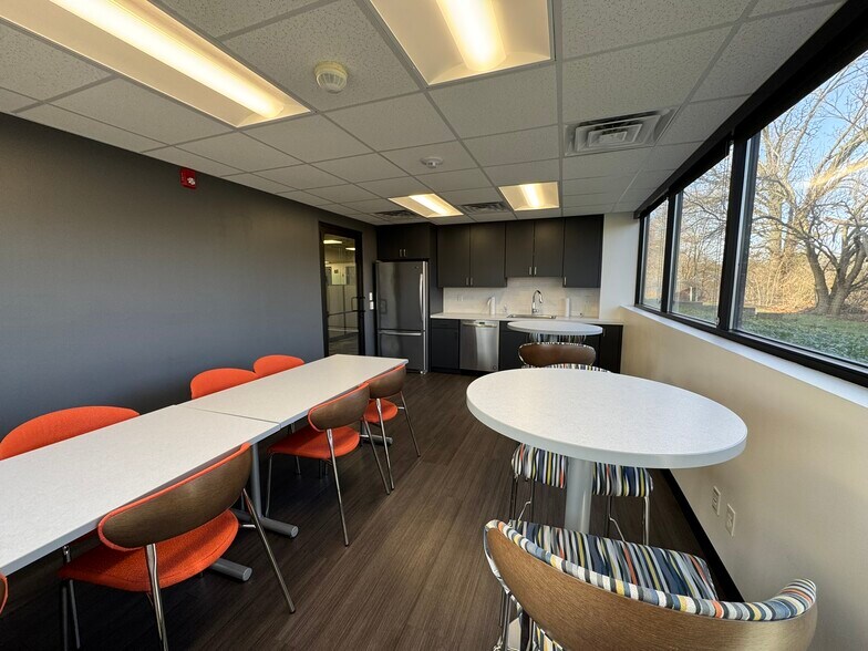 More Photos Of 2958 Gateway Dr, Elkhart Office For Sale