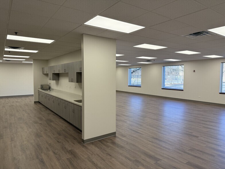 More Photos Of 6721 W 73rd St, Bedford Park Manufacturing For Sale