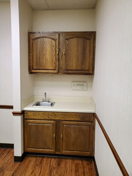 More Photos Of 1919 Boulevard St, Greensboro Office For Lease