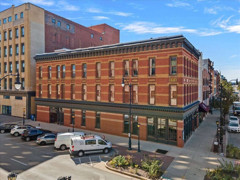More Photos Of 200 S 6th St, Springfield Office For Lease
