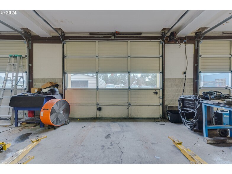 More Photos Of 22024 S Beavercreek Rd, Beavercreek Auto Repair For Sale