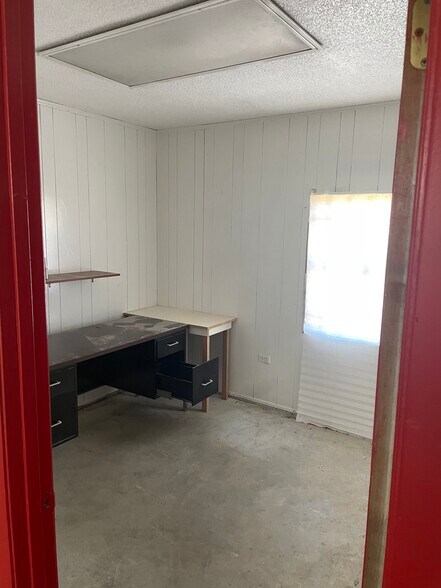 More Photos Of 2510 Mitchell St, Knoxville Light Manufacturing For Lease
