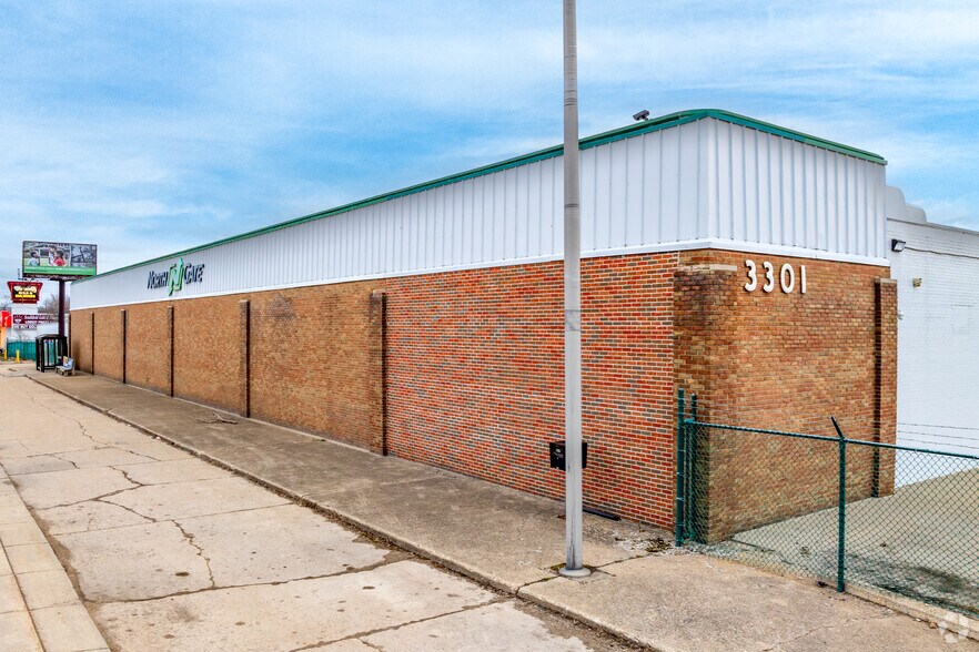 More Photos Of 3301 S Dort Hwy, Flint Distribution For Lease
