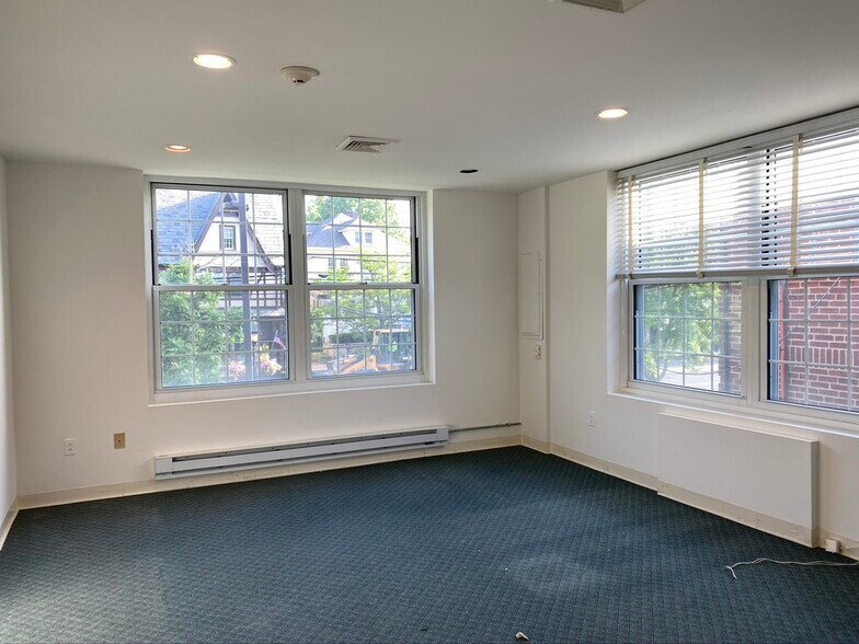 More Photos Of 85 Forest Ave, Locust Valley Office For Lease
