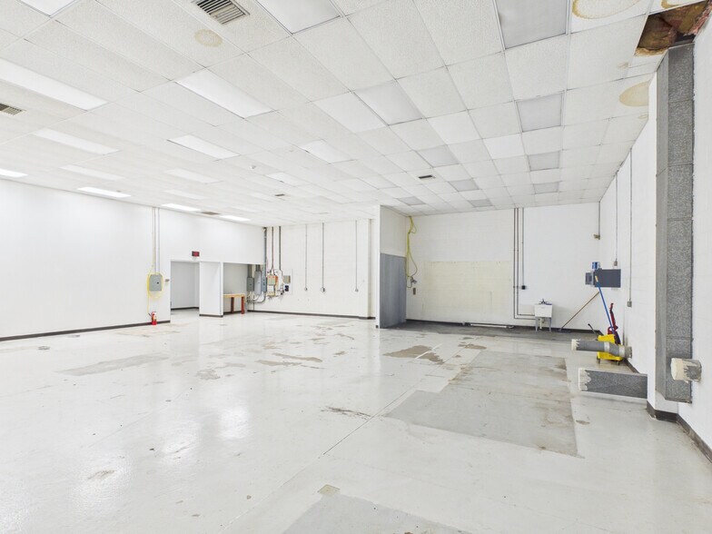 More Photos Of 305 Commerce Dr, Exton Light Manufacturing For Sale