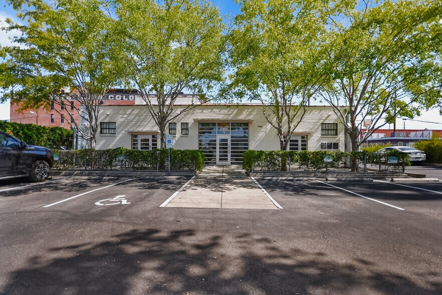 More Photos Of 1320 E Houston St, San Antonio Storefront Retail Office For Lease