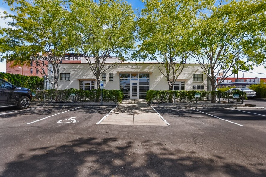 More Photos Of 1320 E Houston St, San Antonio Storefront Retail Office For Lease
