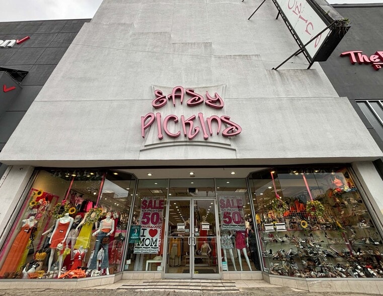 Primary Photo Of 3127 Steinway St, Long Island City Storefront For Lease