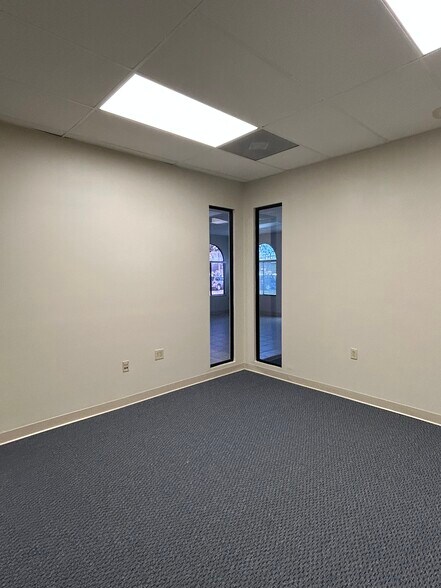 More Photos Of 1700 McMullen Booth Rd, Clearwater Unknown For Lease