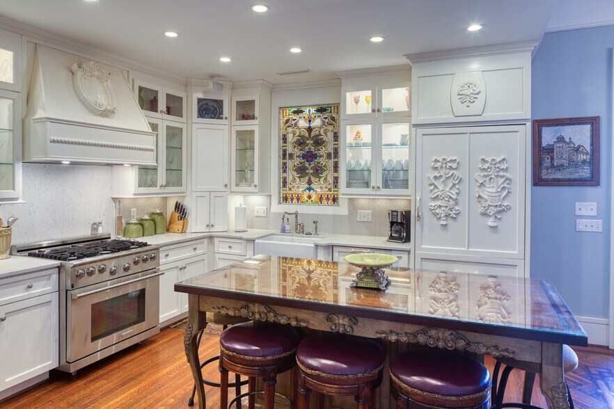 More Photos Of 14 E Taylor St, Savannah Specialty For Sale