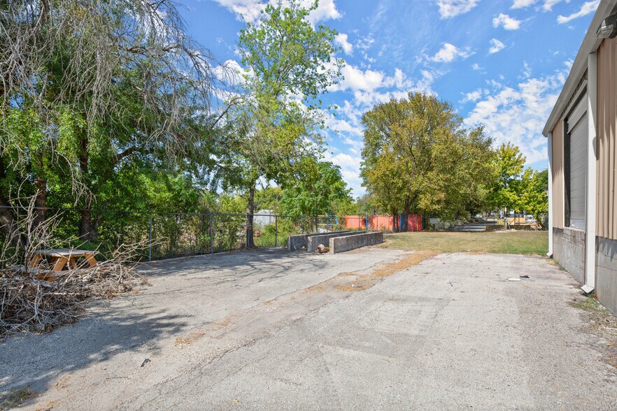 More Photos Of 9300 Brown Ln, Austin Warehouse For Lease