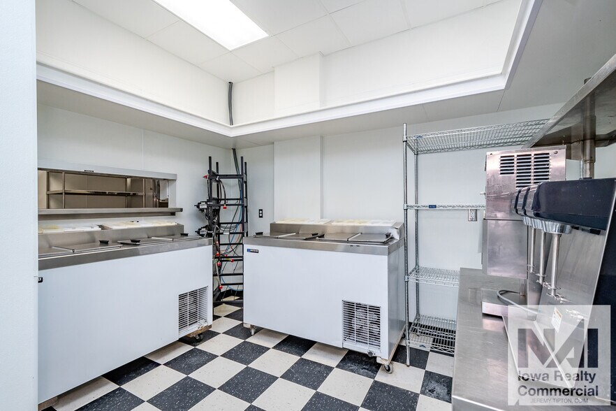 More Photos Of 955 29th Ave, Marion General Retail For Lease