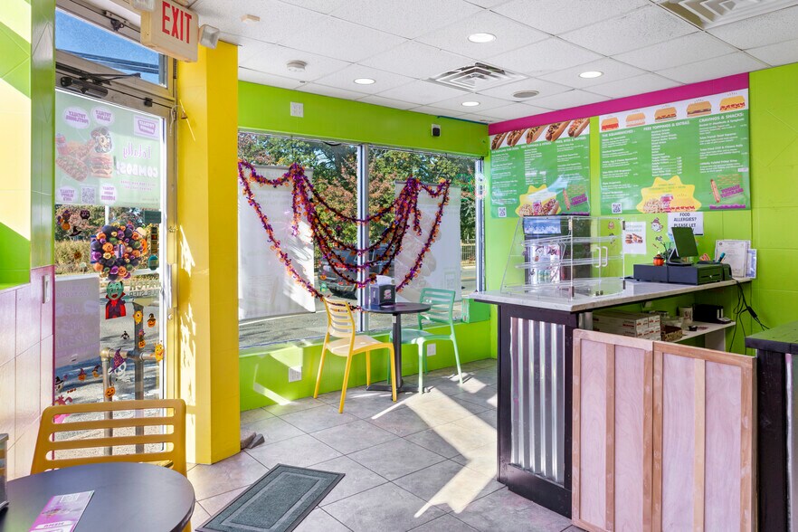 More Photos Of 78-88 Bayville Ave, Bayville Storefront Retail Residential For Lease