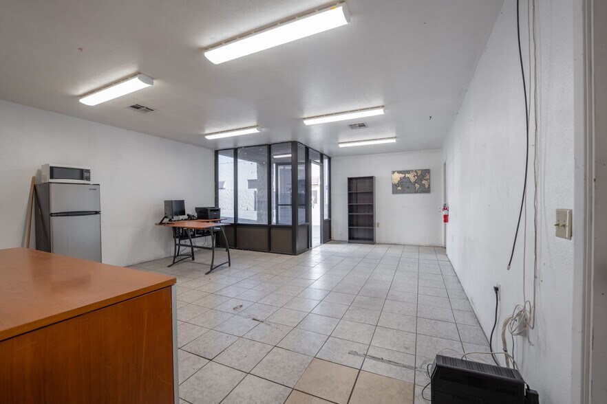 More Photos Of 39360 3rd St E, Palmdale Warehouse For Lease